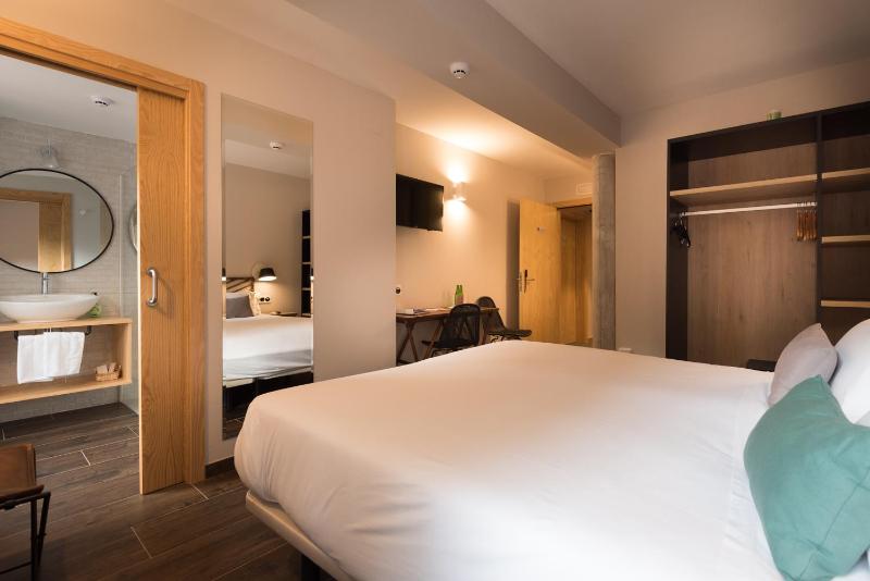 Standard Queen Room image 1