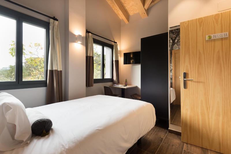 Small Double Room image 3