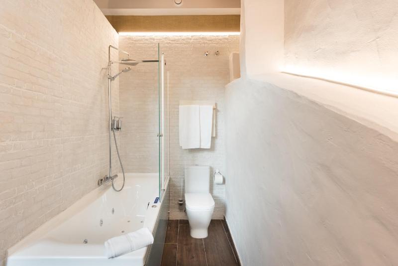 Double Room with Spa Bath image 3