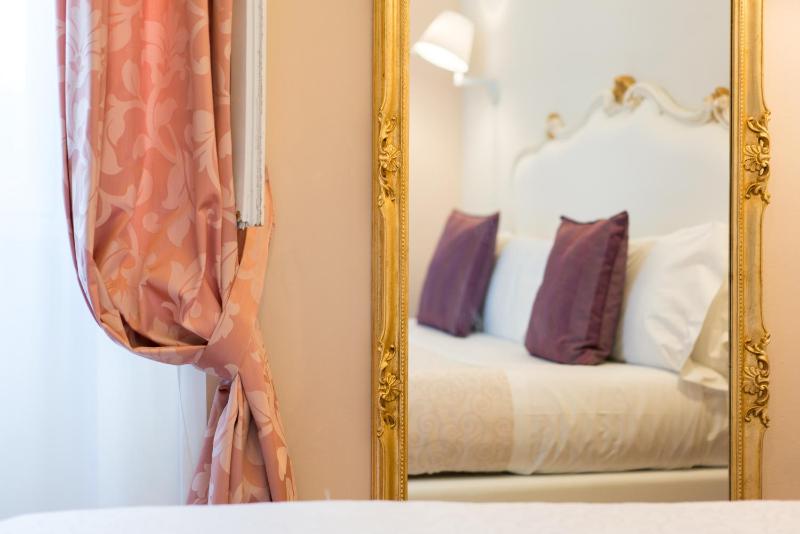 Small Double Room image 4