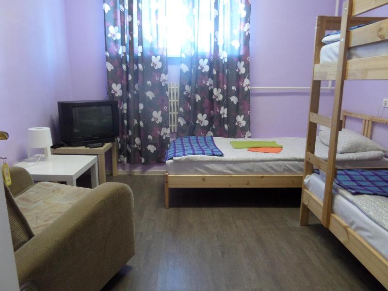 Economy Triple Room with Shared Bathroom image 2