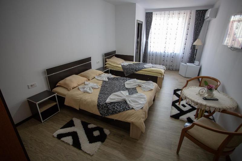 Superior Triple Room image 1