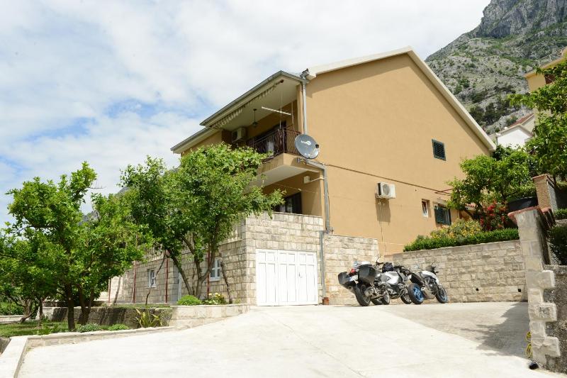 Apartment with Garden View and Partial Sea View image 2
