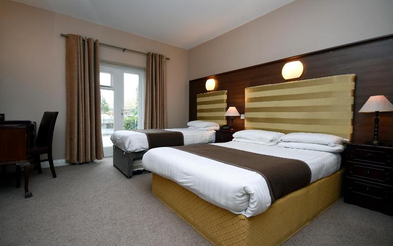 Standard Triple Room with Sea View image 3