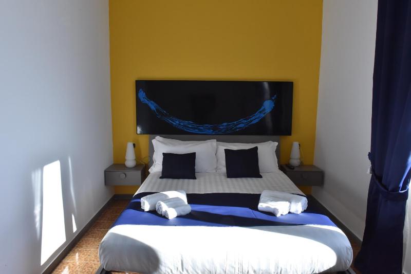 Deluxe Double Room with Sea View image 3