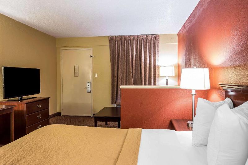 King Room - Accessible/Non-Smoking image 4