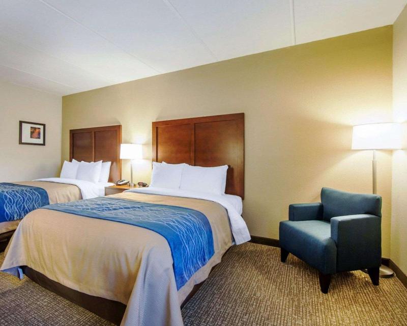 Queen Room with Two Queen Beds - Non-Smoking image 2