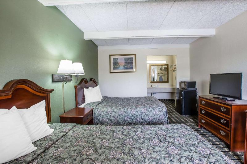 Queen Room with Two Queen Beds - Smoking image 4
