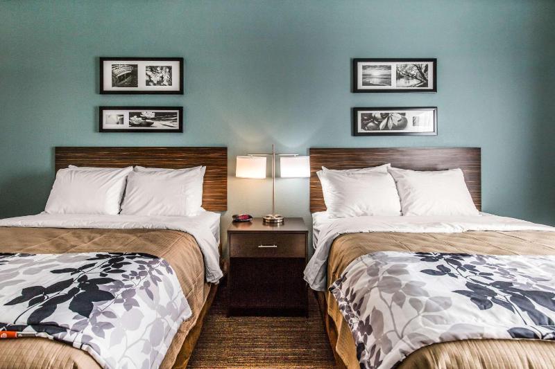 Queen Room with Two Queen Beds - Non-Smoking image 2
