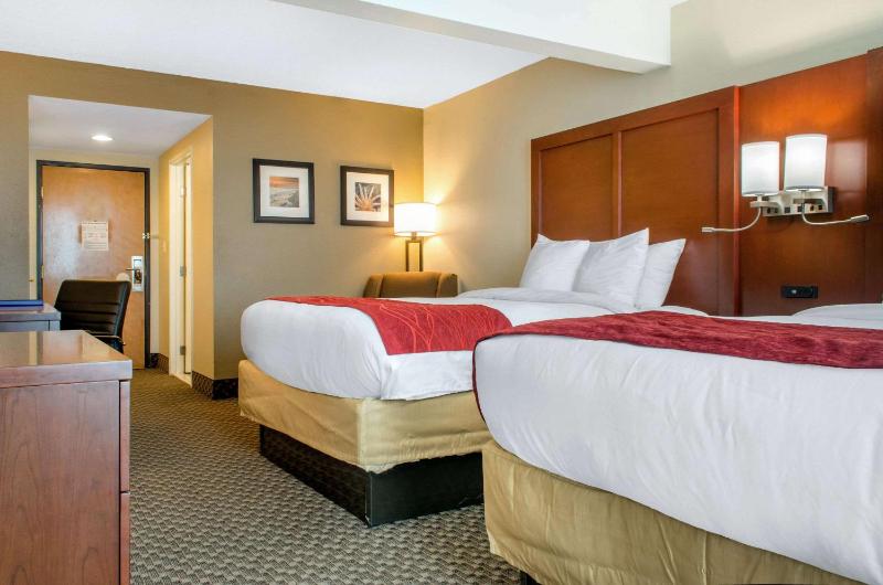 Queen Room with Two Queen Beds - Non-Smoking image 3