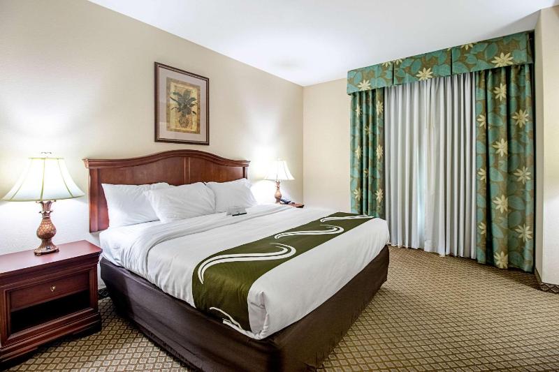 King Suite with Sofa Bed - Non-Smoking image 2