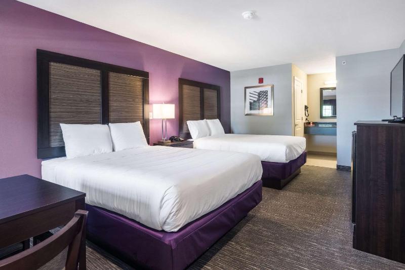Queen Room with Two Queen Beds - Smoking image 2