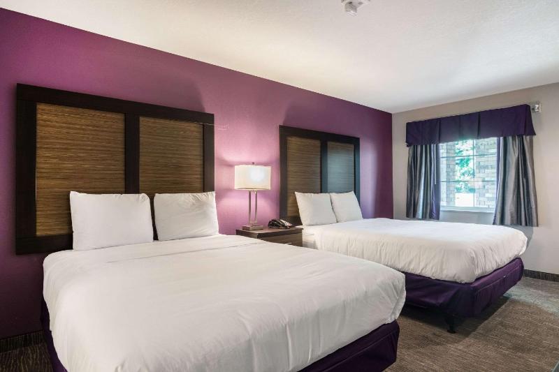 Queen Room with Two Queen Beds - Non-Smoking image 2