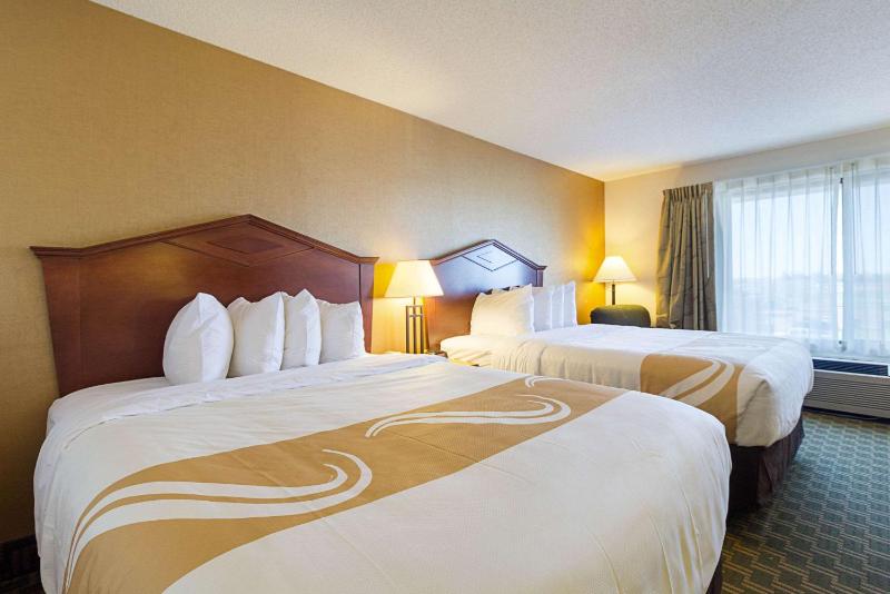 Queen Room with Two Queen Beds -Non- Smoking image 3