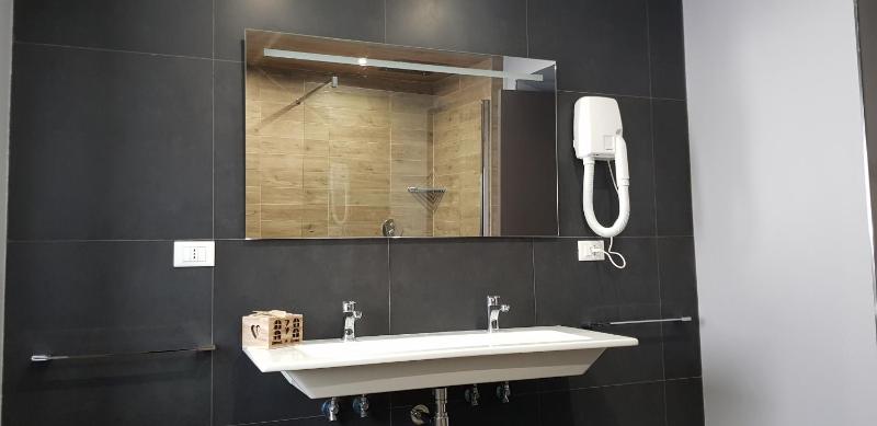 Superior King Room image 4