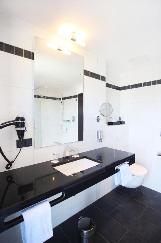 Double Room with Balcony image 4