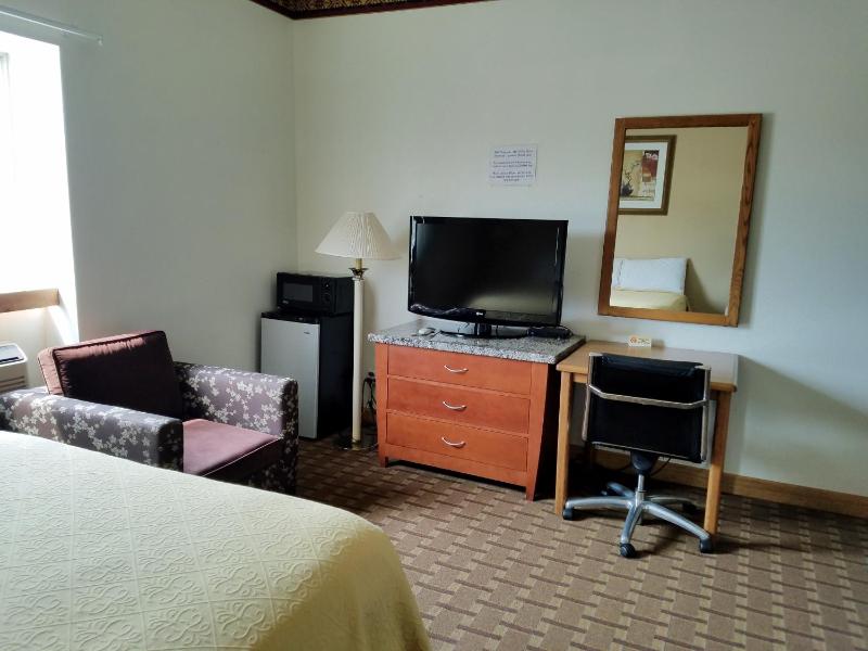 Queen Room image 2