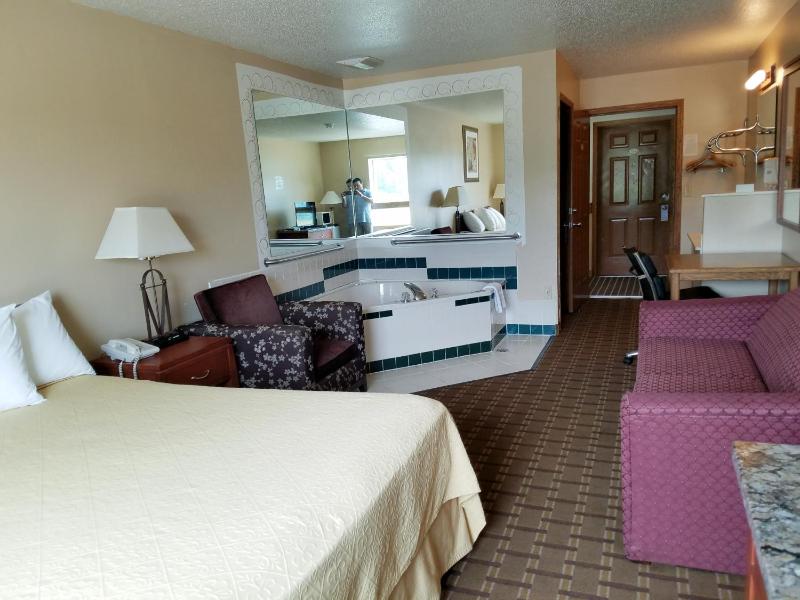King Suite with Spa Bath image 3