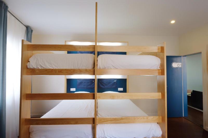 6-Bed Mixed Dormitory Room image 2