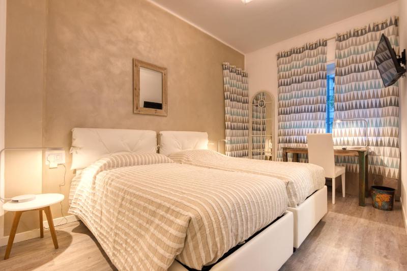Twin Room with Private Bathroom image 1