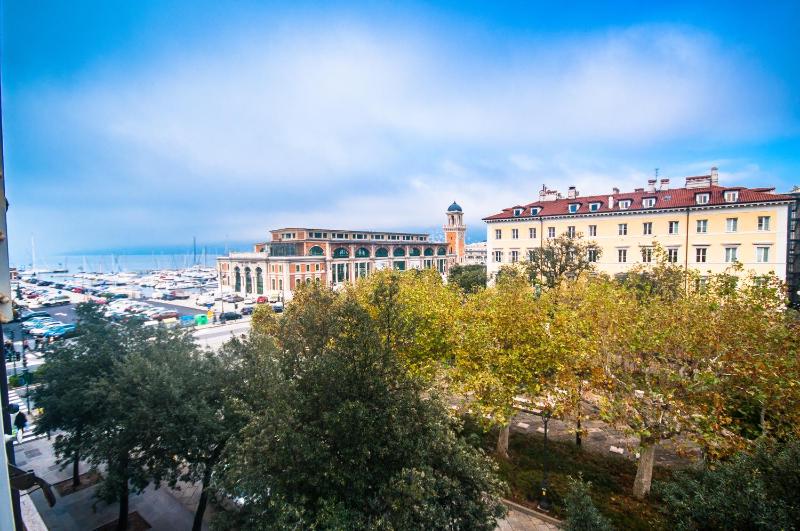 Deluxe Double or Twin Room with Sea View image 2