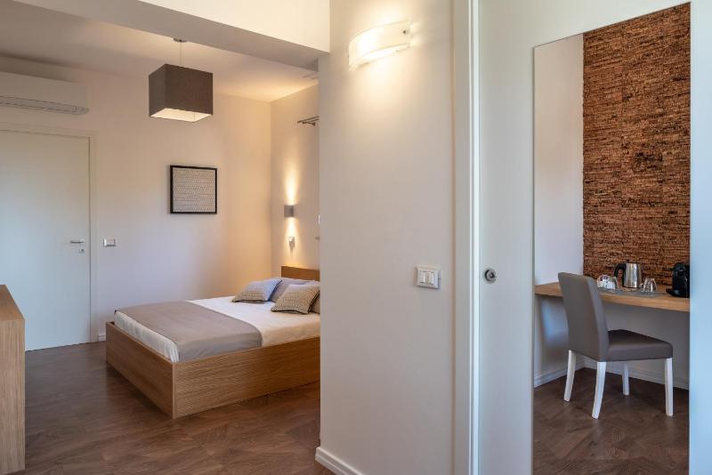 King Room with Roll-In Shower - Disability Access image 3