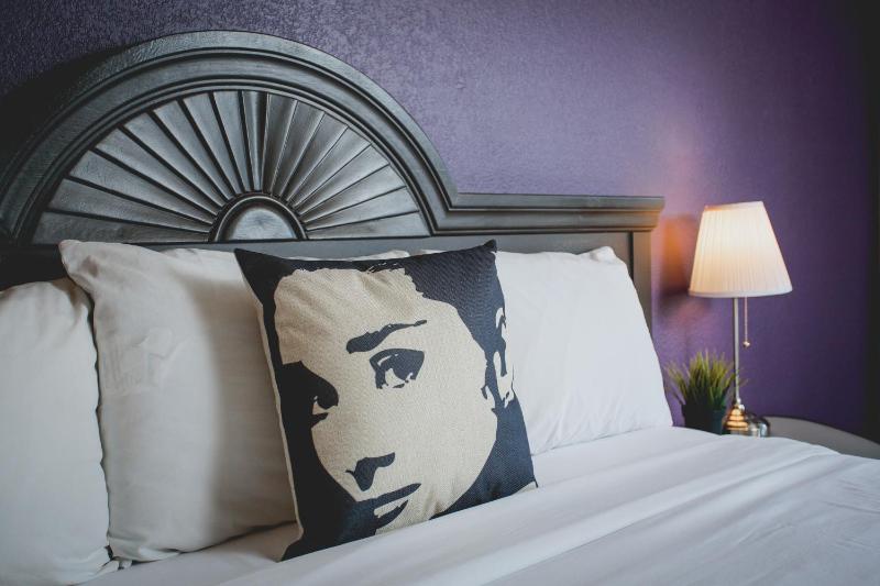 Deluxe King Room image 4