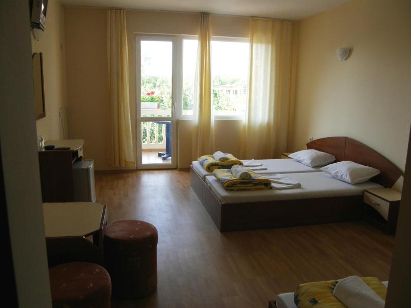 Triple Room with Balcony image 4