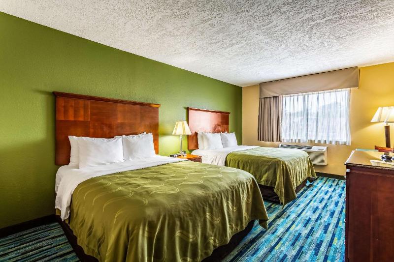 Queen Room with Two Queen Beds - Non-Smoking image 3