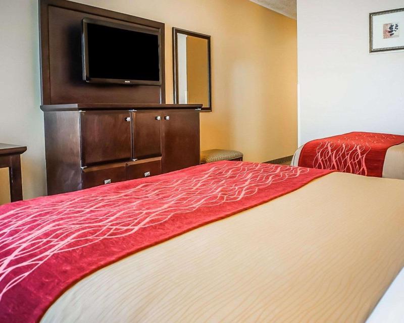 Queen Room with Two Queen Beds - Non-Smoking image 3