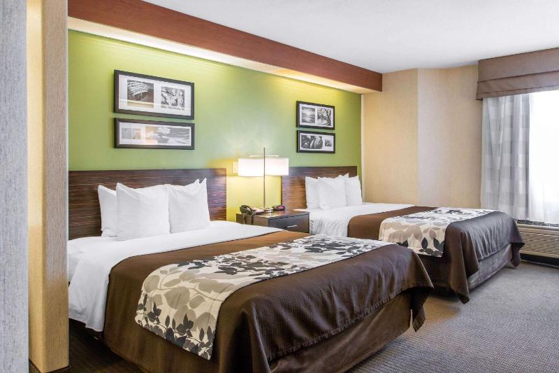 Queen Room with Two Queen Beds - Non-Smoking image 2