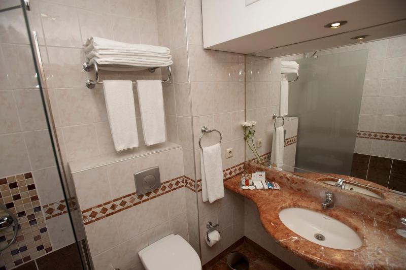 Triple Room with City View image 3