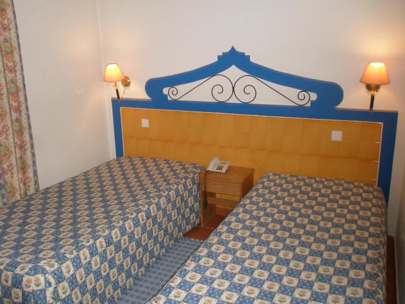 Twin Room image 3