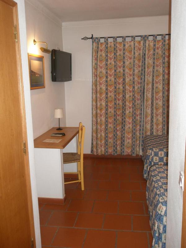 Twin Room image 4