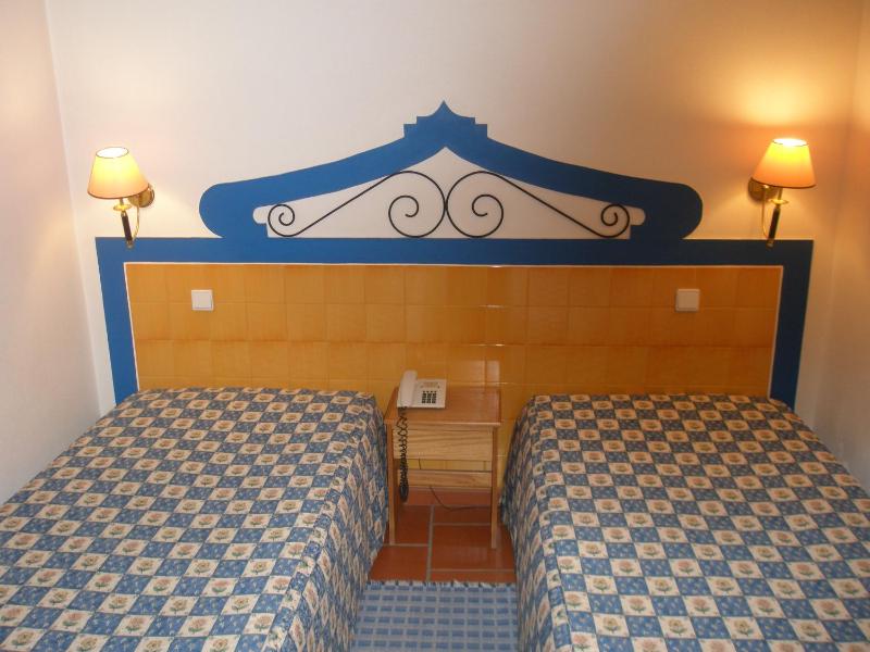 Twin Room image 1