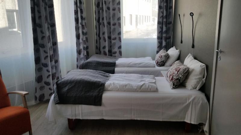 Twin Room image 2