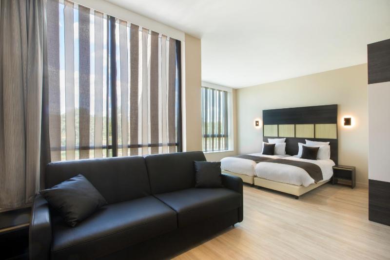 Junior Queen Suite image 3