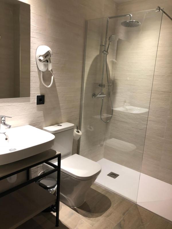 Deluxe Double or Twin Room image 4