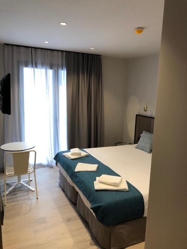 Deluxe Double or Twin Room image 3