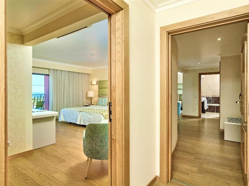 Deluxe Suite with Sea View image 4