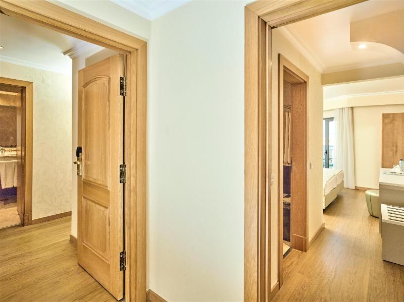 Deluxe Suite with Land View image 3