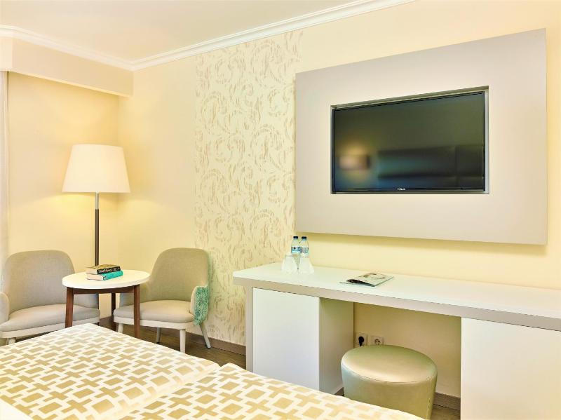 Deluxe Suite with Land View image 4
