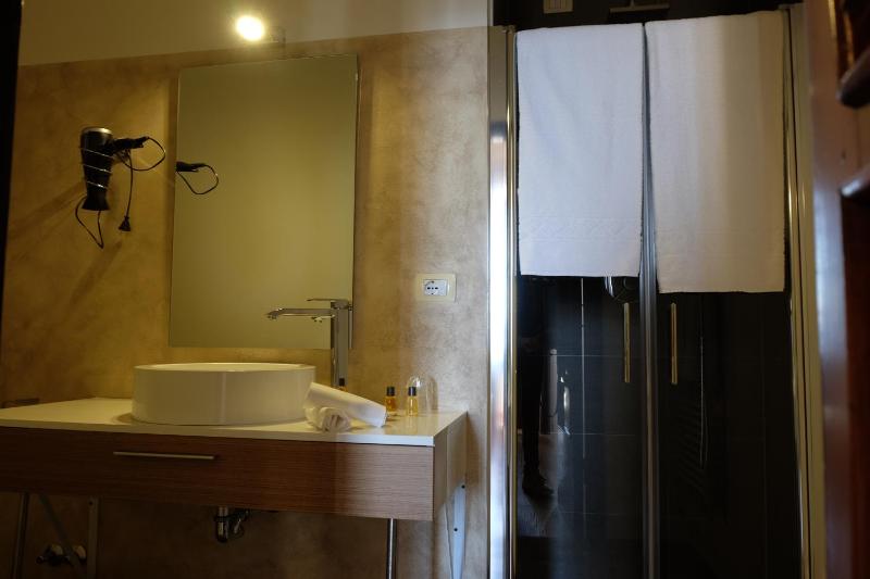 Superior Double Room with Balcony image 3