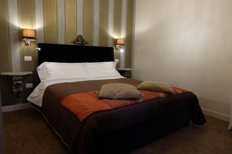 Superior Double Room with Balcony image 2