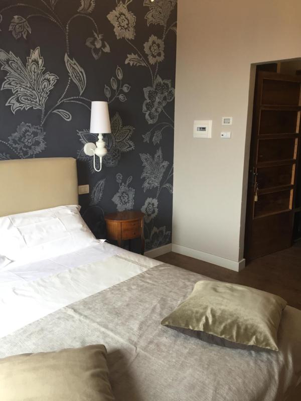 Deluxe Double Room with Balcony image 3