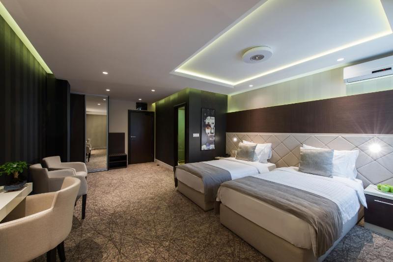 Twin Room image 4