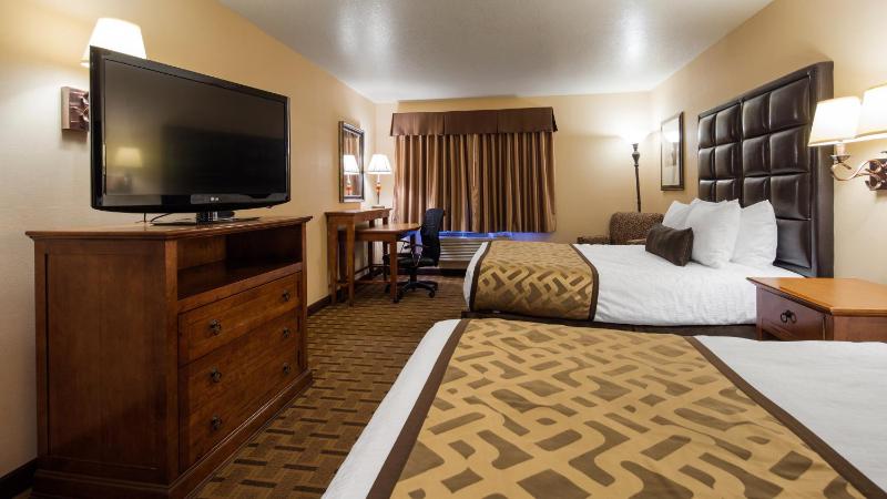 Queen Room with Two Queen Beds image 3