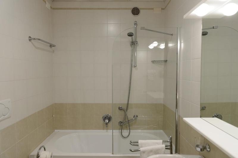Double Room image 3