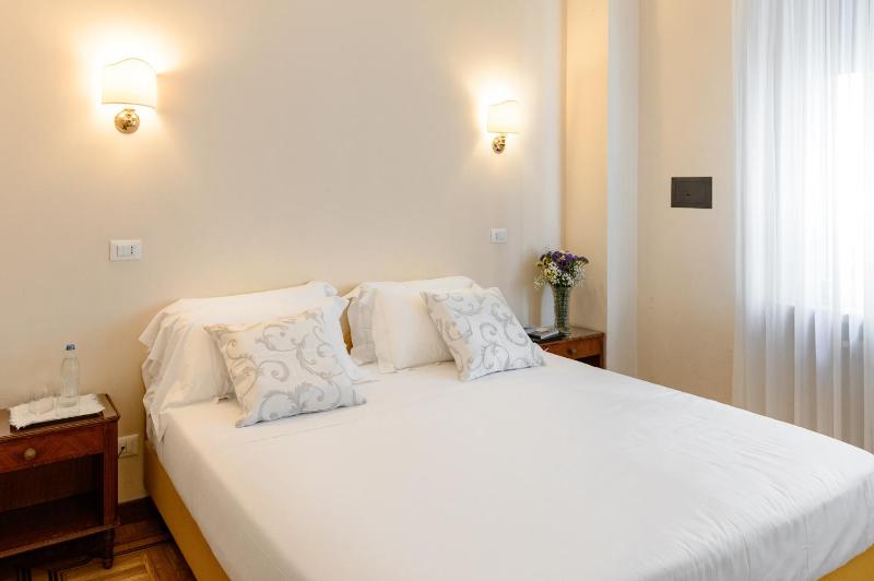 Double Room image 4