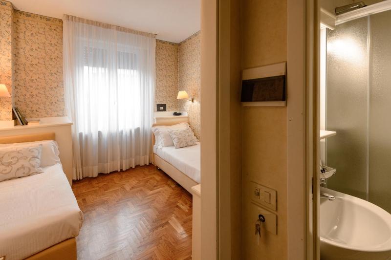 Twin Room image 3